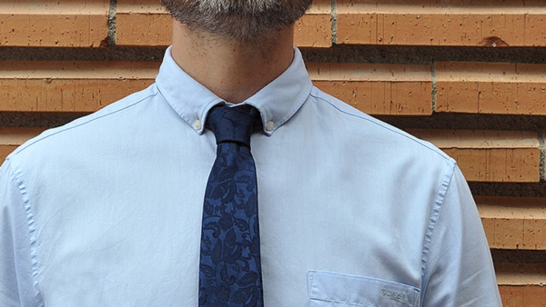 Sininen kravatti ja sininen kauluspaita